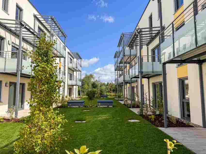 Begrünte Außenanlagen mit stufenlosen Wegen laden neben weitläufigen Balkone ...