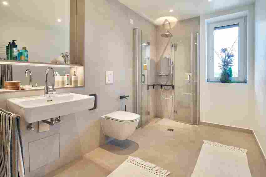 Das Badezimmer zeigt sich rundum seniorenfreundlich. Es ist frei von Stolper ...