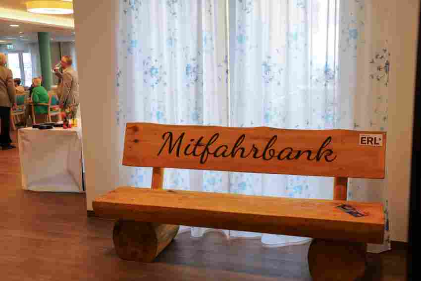 Als Geschenk überreichte die ERL Immobiliengruppe eine Mitfahrbank. Als Geschenk überreichte die ERL Immobiliengruppe eine Mitfahrbank.