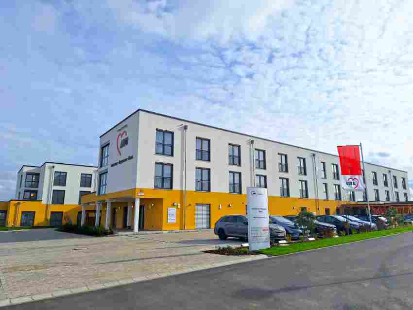 Das Johanna-Heymann-Haus bietet Pflegebedürftigen in 100 modernen Einbett-Appartements eine optimale Versorgung fürs Alter. Das Johanna-Heymann-Haus bietet Pflegebedürftigen in 100 modernen Einbett-Ap ...