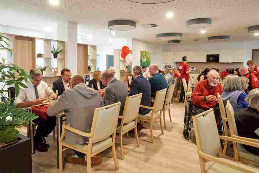 Geselliges Beisammensein im neuen Gemeinschaftsraum. Geselliges Beisammensein im neuen Gemeinschaftsraum.