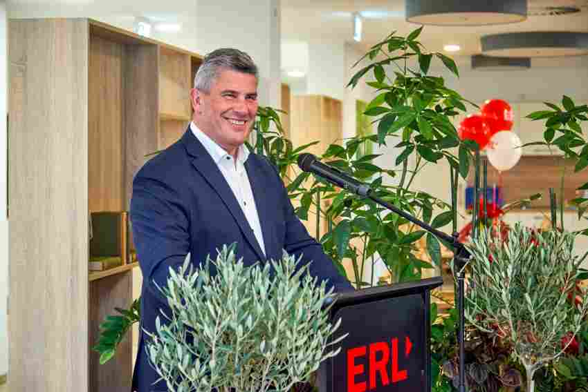Bürgermeister Horst Kratzer zeigte sich beeindruckt von der großen Investition in die Zukunft von Postbauer-Heng. Bürgermeister Horst Kratzer zeigte sich beeindruckt von der großen Investiti ...