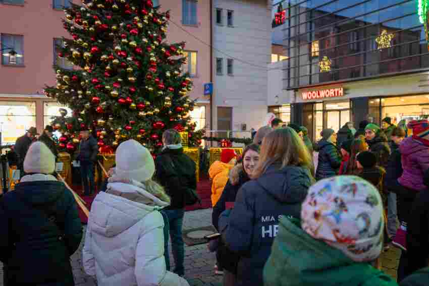 Zahlreiche Gäste, Passanten und Familien mit Kindern bestaunten den großen C ...