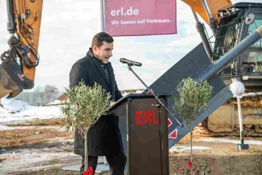 ERL-Vorstand Michael Erl begrüßte die Gäste zum Spatenstich in Vilshofen.