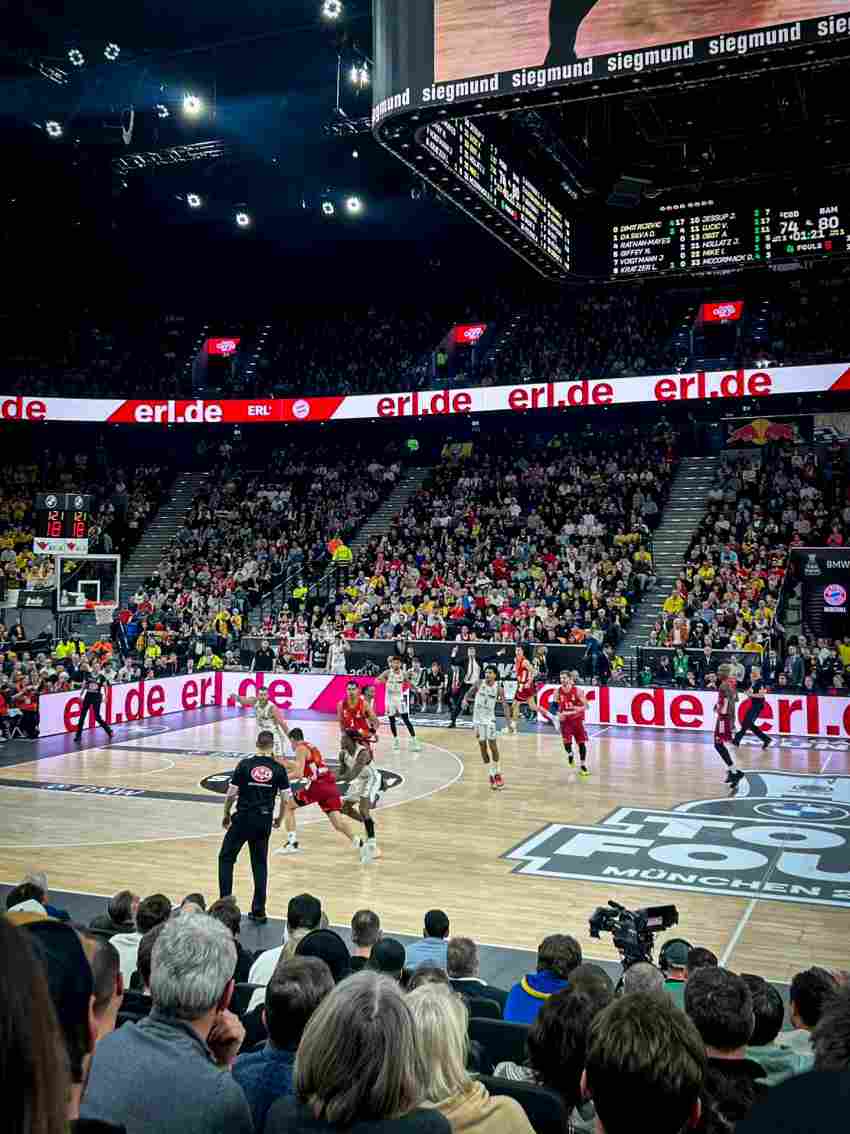 Die Halbfinalspiele im SAP Garden mit Bandenwerbung von ERL