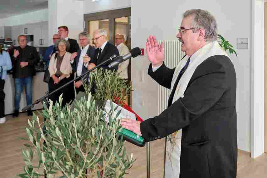 Den kirchlichen Segen schenkte der katholische Pfarrer Josef Heigl.
