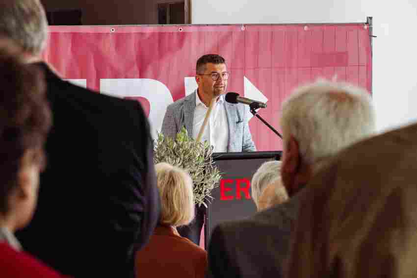 ERL-Vorstand Wolfgang Haider begrüßte die Gäste zum Richtfest für das Haus V ...