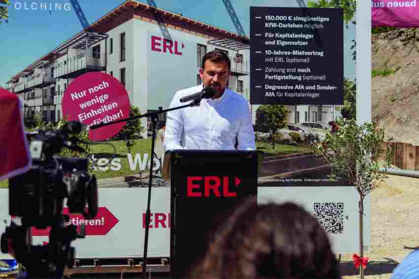 ERL-Vorstand Alois Erl jun. begrüßte die Gäste zum Spatenstich in Olching. ERL-Vorstand Alois Erl jun. begrüßte die Gäste zum Spatenstich in Olching.