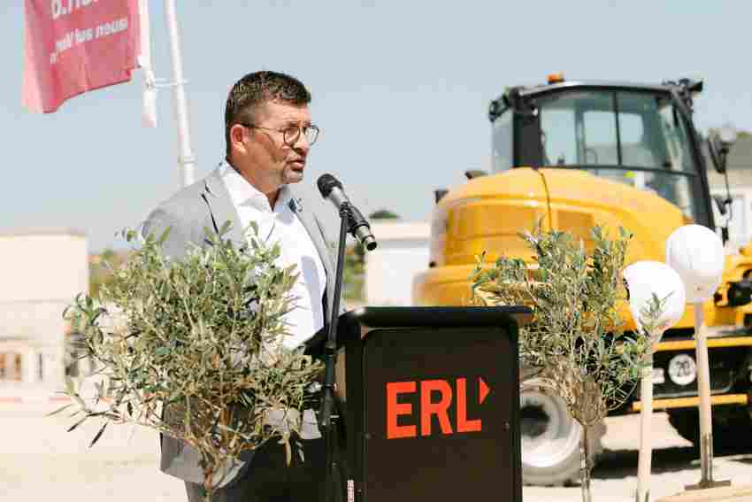 ERL-Vorstand Wolfgang Haider begrüßte die Gäste zum Spatenstich in Zirndorf. ERL-Vorstand Wolfgang Haider begrüßte die Gäste zum Spatenstich in Zirndorf.