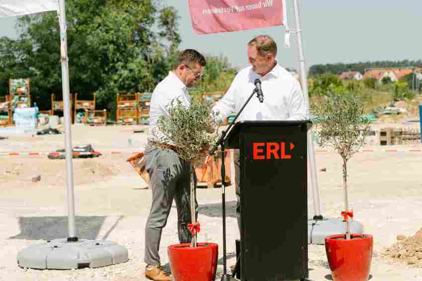 Landrat Bernd Obst überreichte den genehmigten Bauantrag während seiner Rede. Landrat Bernd Obst überreichte den genehmigten Bauantrag während seiner Rede ...
