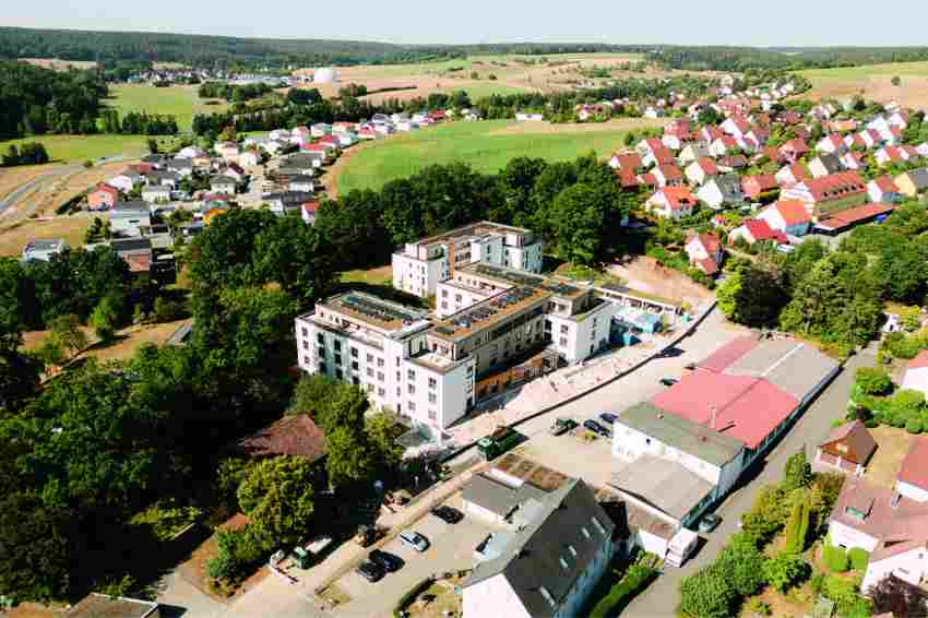 Die Luftaufnahme zeigt, wie sich die Seniorenimmobilien in die Umgebung einf ...