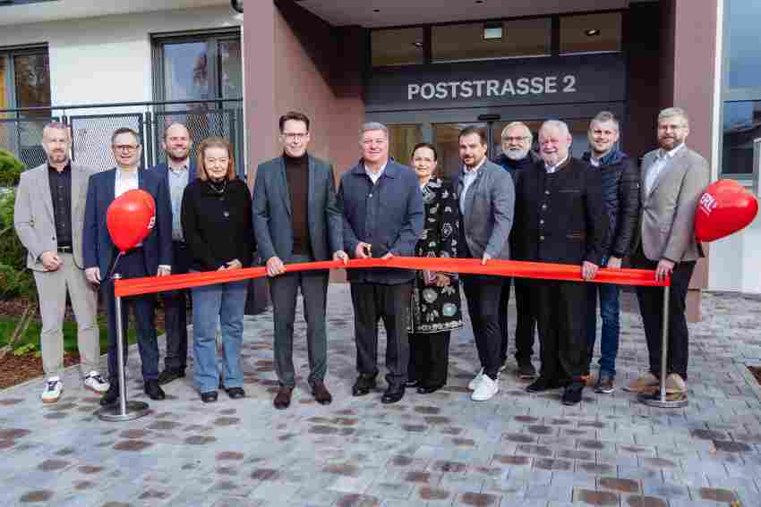 Einweihung mit Durchschneiden des roten Bandes Einweihung mit Durchschneiden des roten Bandes