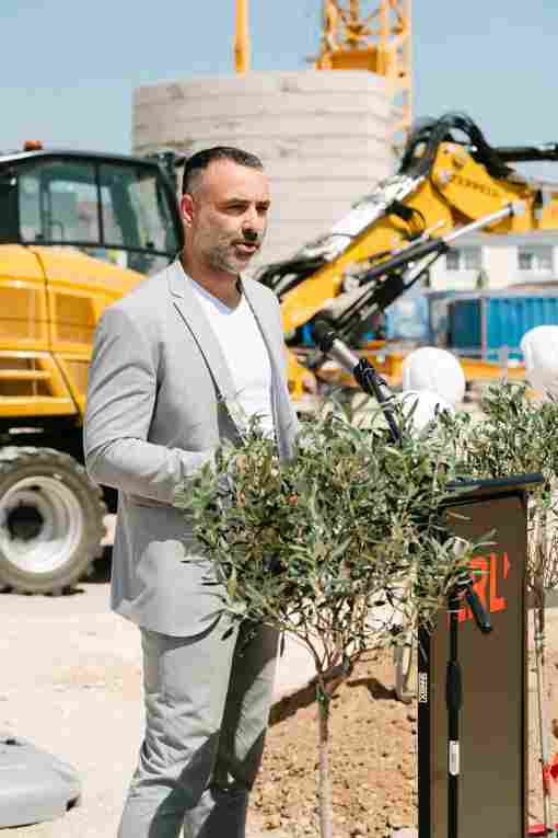 Erster Bürgermeister Marcus Spath freut sich auf die Realisierung des Bauvorhabens, das das altersgerechte Wohnangebot der Stadt Zirndorf erweitert. Erster Bürgermeister Marcus Spath freut sich auf die Realisierung des Bauvor ...